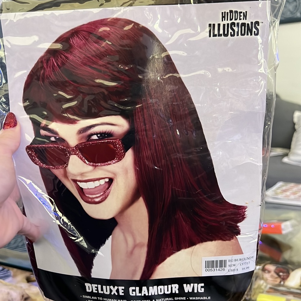 Halloween deluxe glamour wig maroon to red